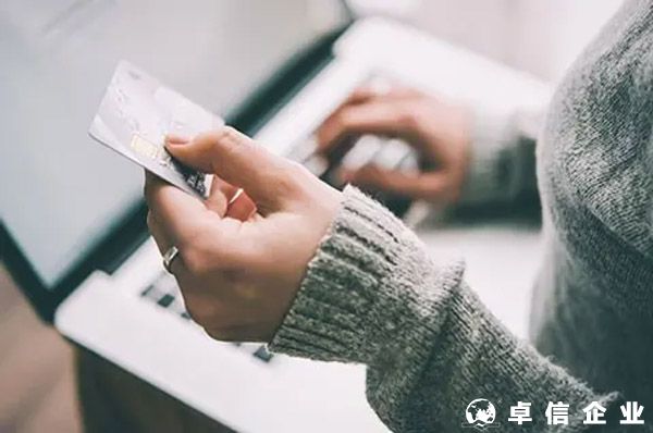 為什么香港銀行開戶時附帶金融產品？